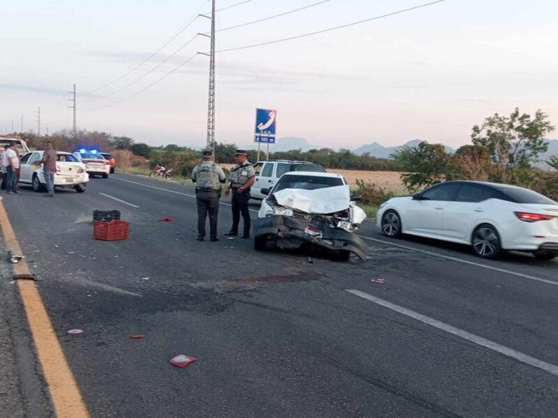 choque en Apatzingán Tsuru impacta por alcance contra Jetta