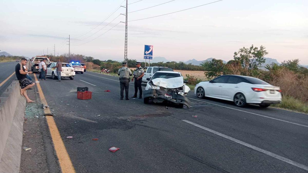 choque en Apatzingán Tsuru impacta por alcance contra Jetta