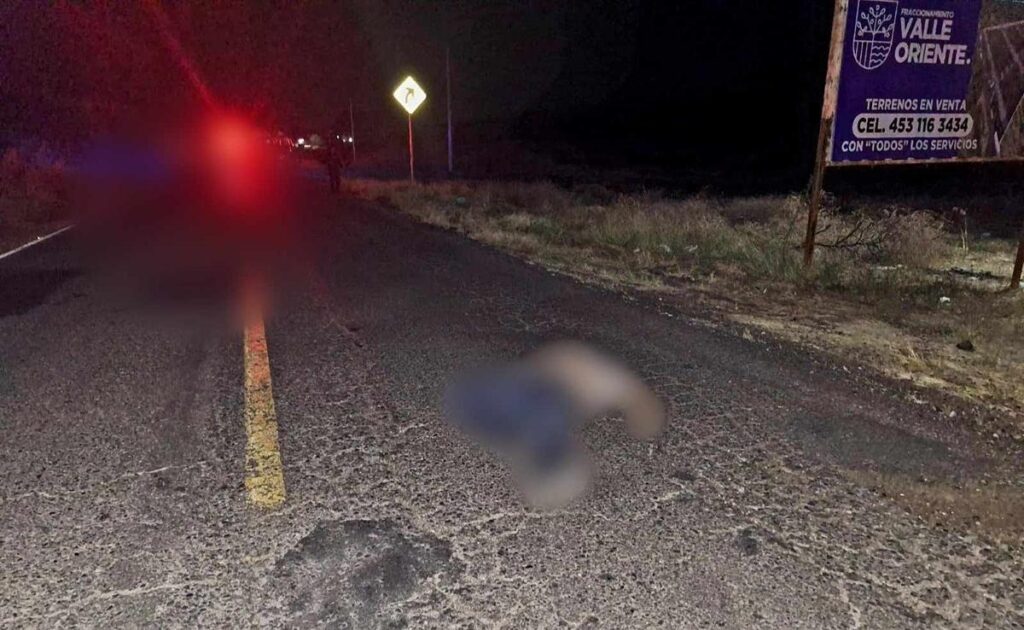 Criminales tiran un cadáver baleado en la carretera Apatzingán – Buenavista