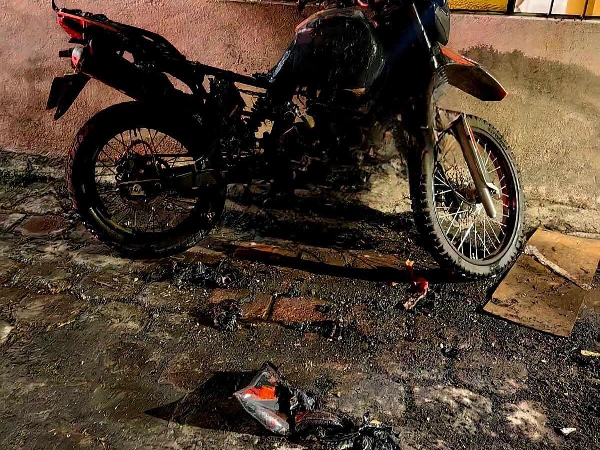 Delincuentes arrojan bomba molotov contra motocicleta en colonia Riyitos Uruapan