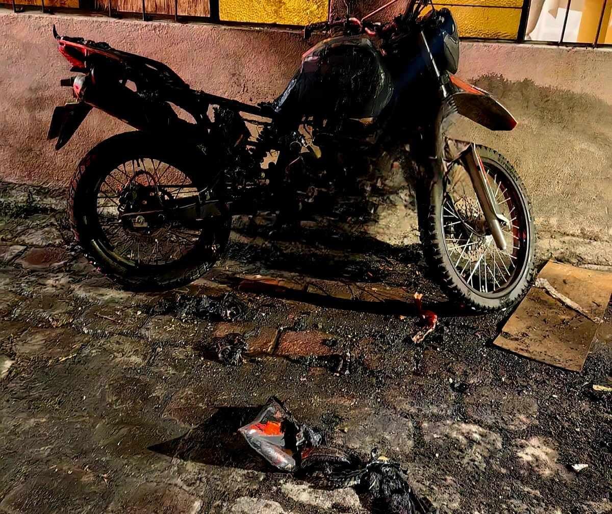 Delincuentes arrojan bomba molotov contra motocicleta en colonia Riyitos Uruapan