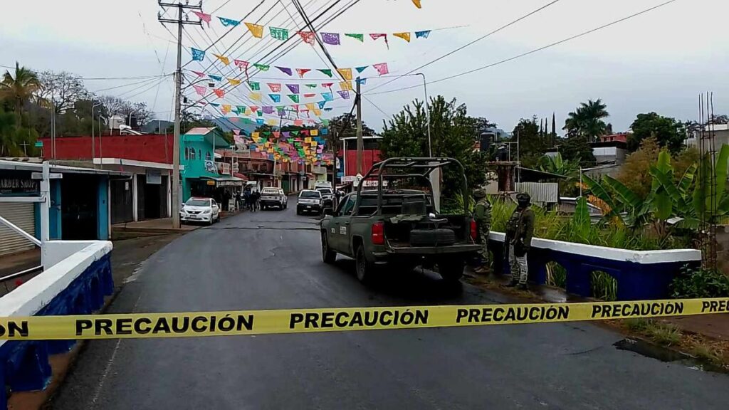 Delincuentes desatan enfrentamiento y tiroteo contra el Ejército en Ziracuaretiro