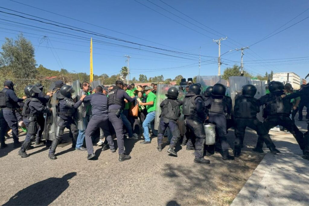 Diputados huyen de trabajadores del STASPE, y fuerzas de seguridad los golpean