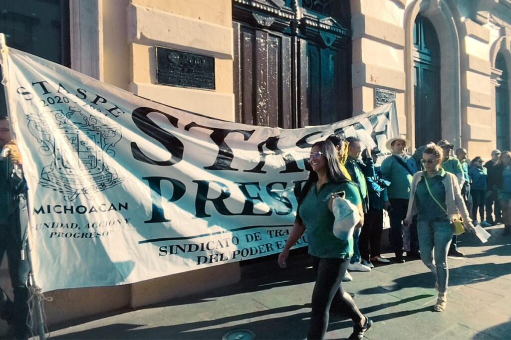 Diputados huyen de trabajadores del STASPE, y fuerzas de seguridad los golpean