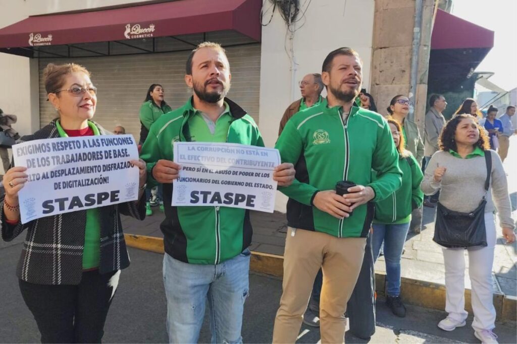 Diputados huyen de trabajadores del STASPE, y fuerzas de seguridad los golpean