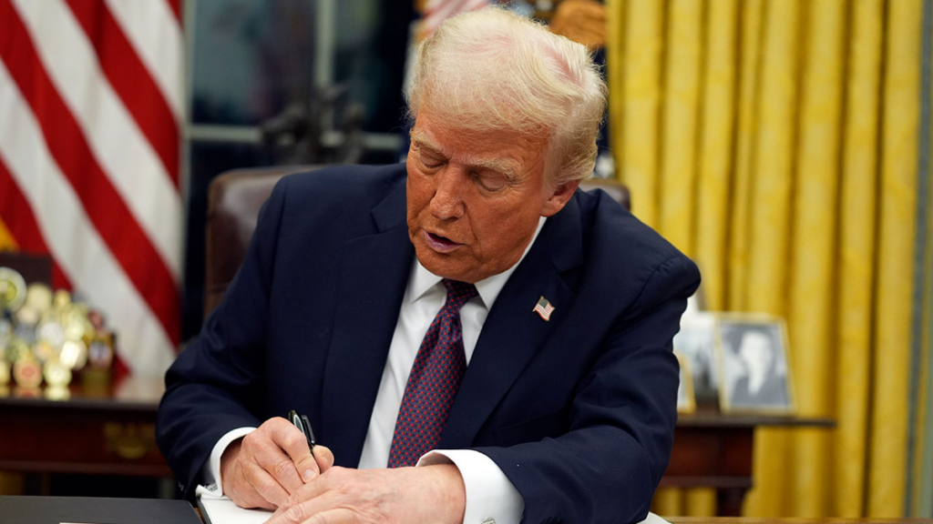 Donald Trump firma orden ejecutiva para regresar a los popotes de plástico