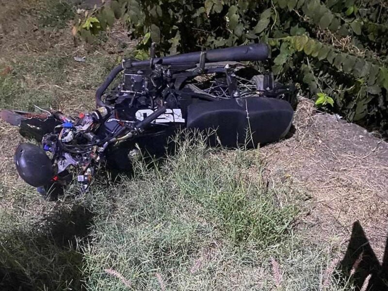 Dos adolescentes heridos saldo de accidente de moto, en Apatzingán