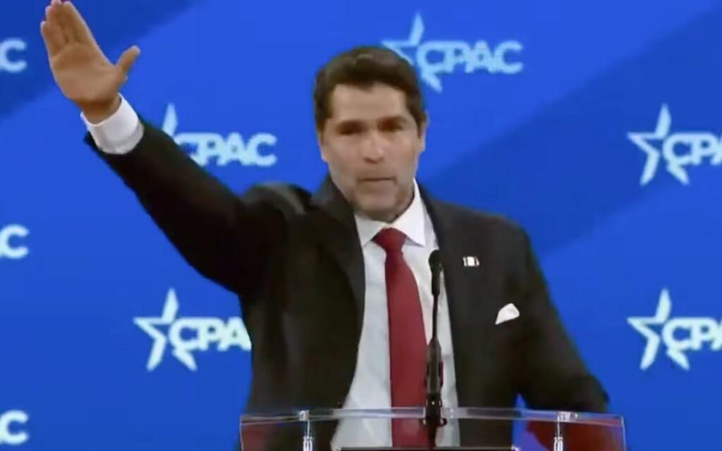 Eduardo Verástegui en la polémica por hacer saludo nazi CPAC