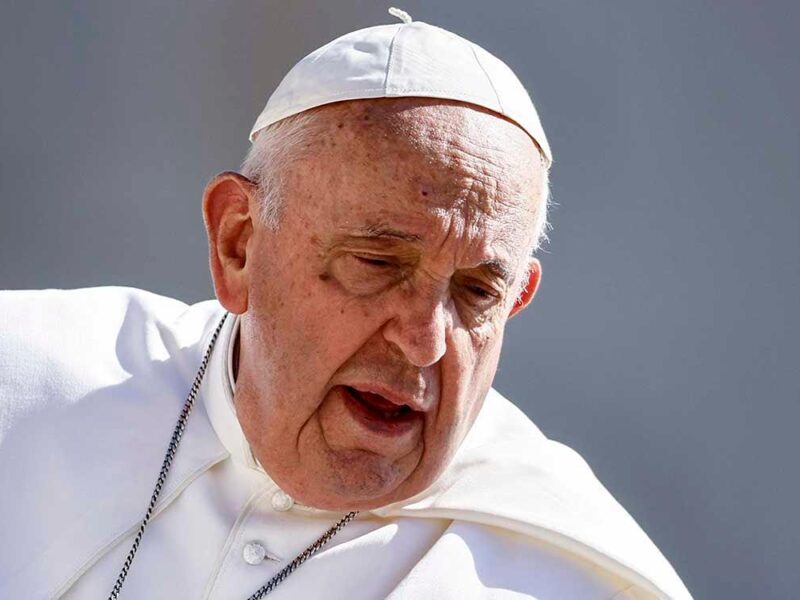 El papa sigue en estado de salud 'crítico' pero 'estable'; espera resultados de TAC