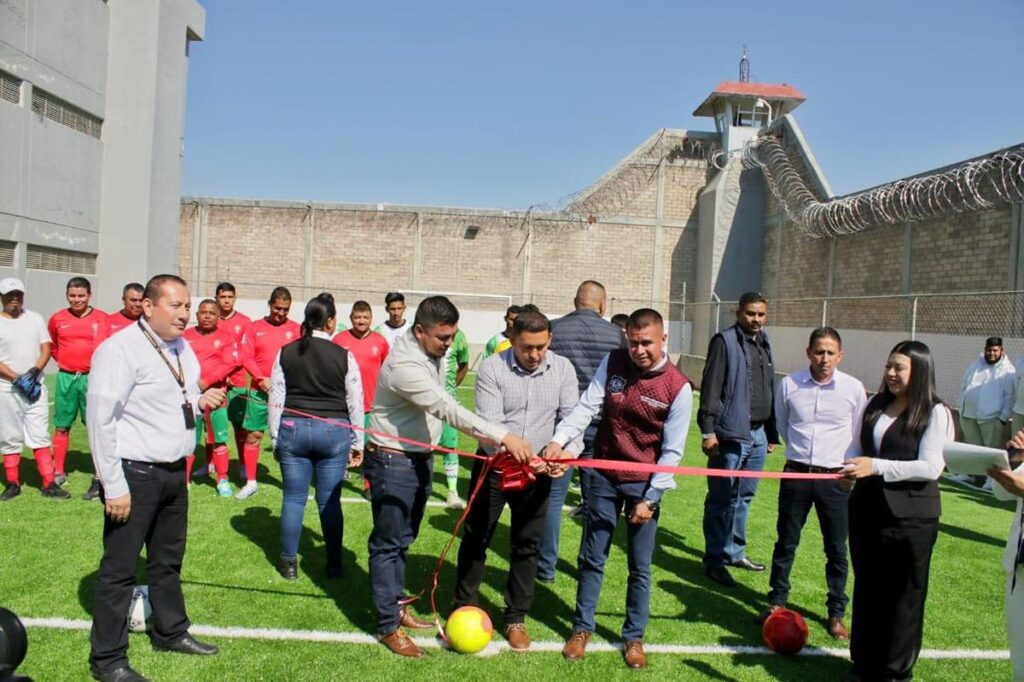 En Maravatío, inauguran cancha de futbol en penal para mantener la salud física y mental de internos