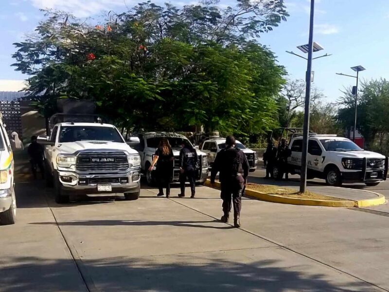 Enfrentamiento de policías y pistoleros en Parácuaro; hay 5 oficiales heridos