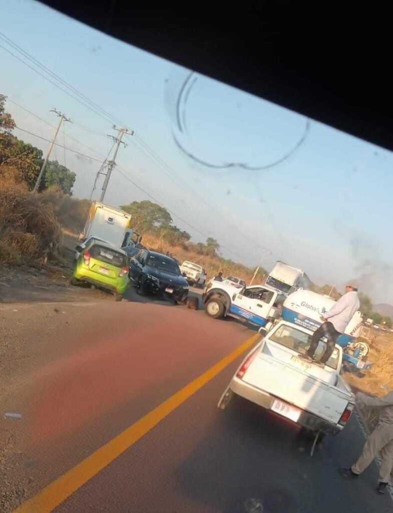 enfrentamientos y bloqueos en Tierra Caliente movilizan a las autoridades