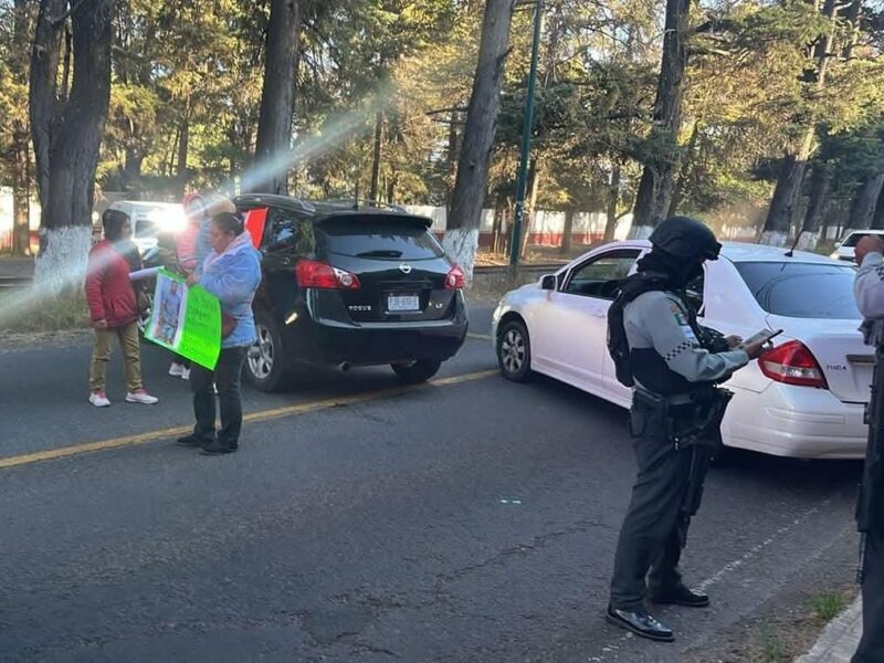 Familiares de desaparecidos realizan bloqueos carreteros intermitentes en Pátzcuaro