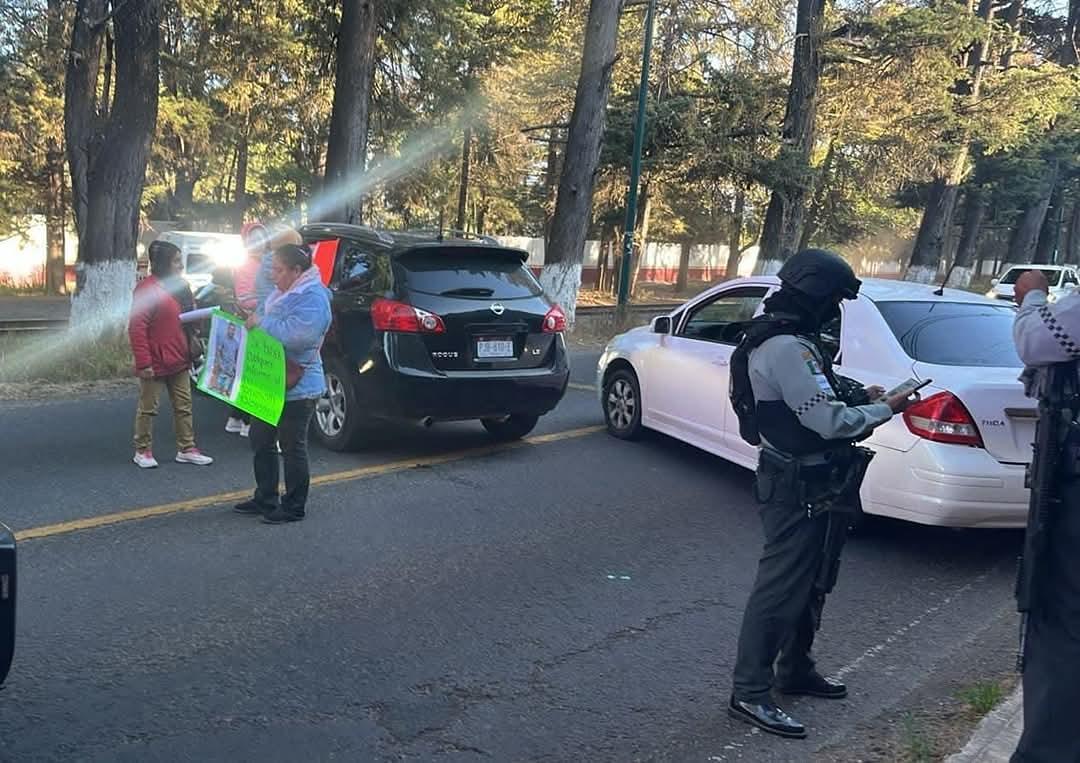 Familiares de desaparecidos realizan bloqueos carreteros intermitentes en Pátzcuaro