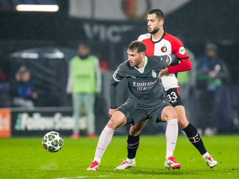 Feyenoord vence al Milan del mexicano Santiago Giménez