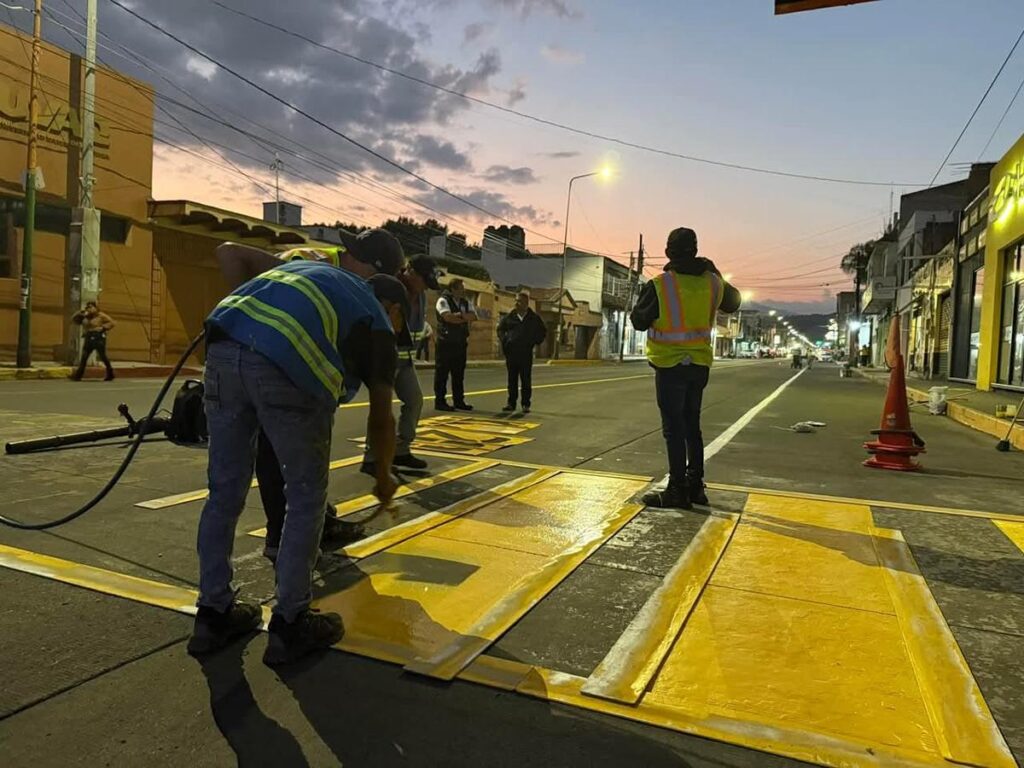 Gobierno de Zacapu avanza en el balizamiento para seguridad vial 1