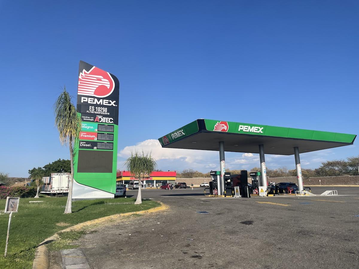 Gobierno rechaza propuesta de reducir el IEPS en gasolina y establecer precio máximo de 24 pesos litro