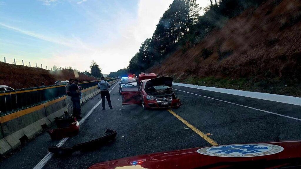 Jetta es impactado en accidente por tráiler que rebasaba a una camioneta en la autopista Siglo XXI