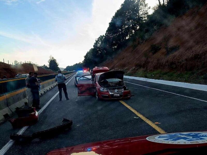 Jetta es impactado en accidente por tráiler que rebasaba a una camioneta en la autopista Siglo XXI