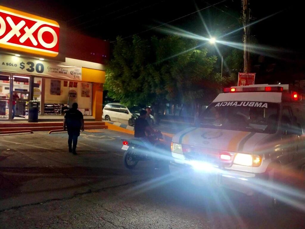 joven baleado por fuera de tienda Oxxo en Apatzingán