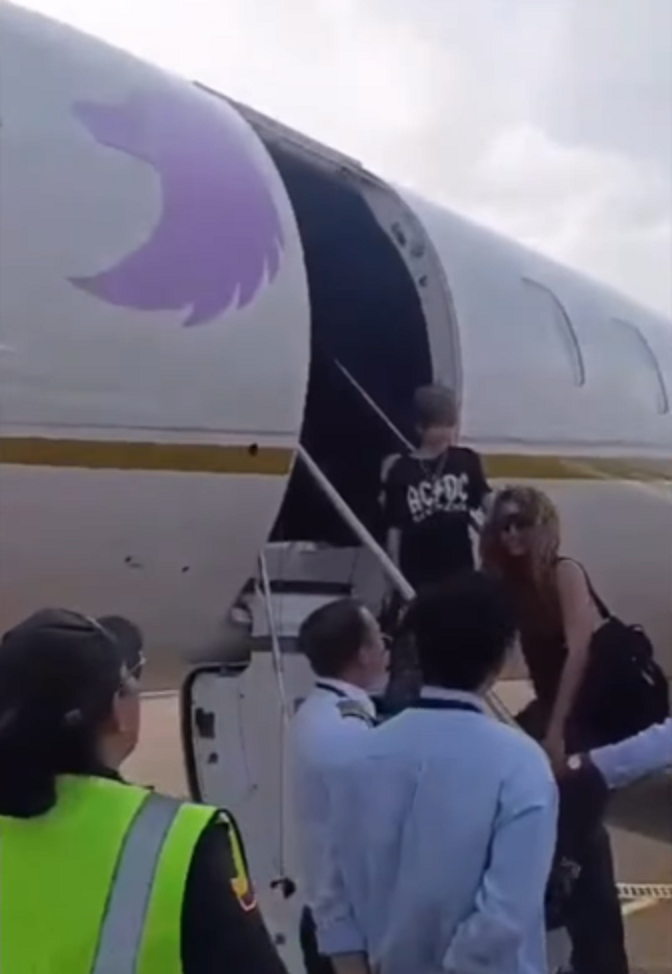 Las mujeres ya no lloran, la mujeres vuelan; Shakira estrena su jet privado de lujo-1