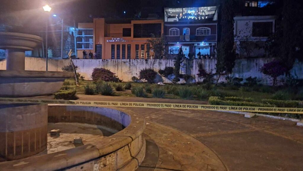 Localizan a un hombre muerto en el monumento a Benito Juárez, en La Charanda, Uruapan