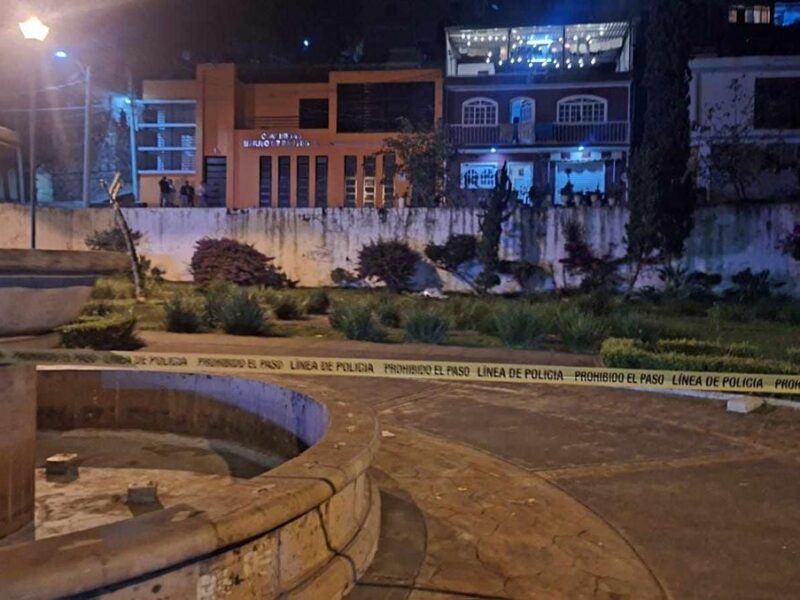 Localizan a un hombre muerto en el monumento a Benito Juárez, en La Charanda, Uruapan