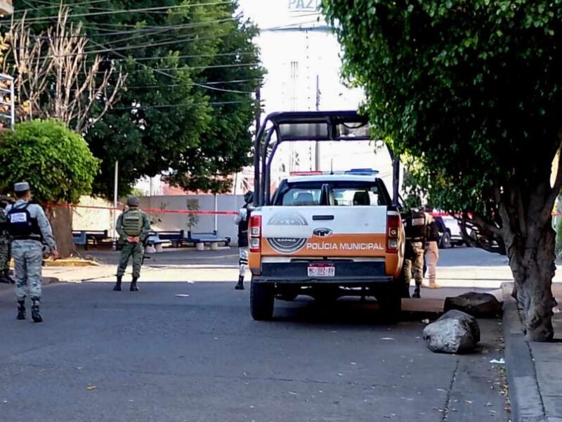 Localizan dos ejecutados, con narcomensaje en plaza de Zamora