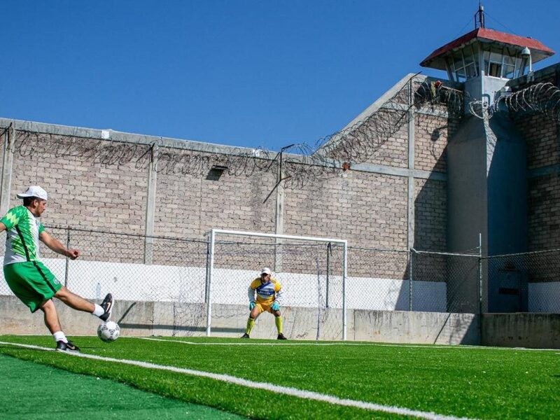 Maravatío: Inauguran cancha de futbol en penal