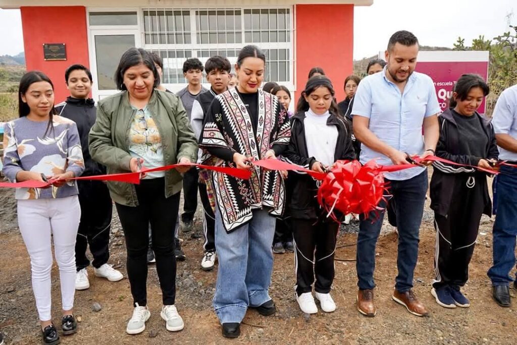 Mónica Valdez inaugura Aula de Telesecundaria en Zacapu