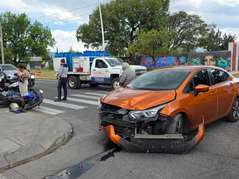 Motociclista herido al chocar contra un auto en Zamora