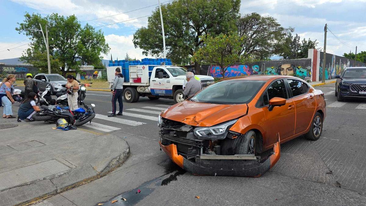 Motociclista herido al chocar contra un auto en Zamora