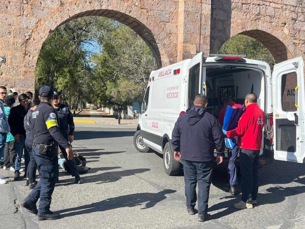 Motociclista queda herido tras choque en Morelia en zona del centro histórico