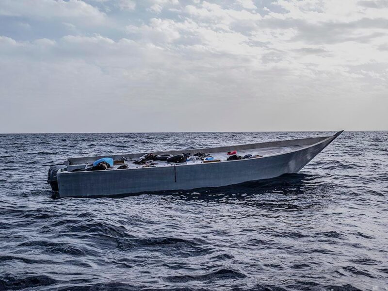 Naufragio de embarcación migrantes sobrevivientes