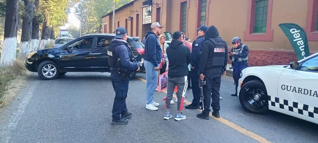 Pátzcuaro: Familiares de desaparecidos bloquean carretera