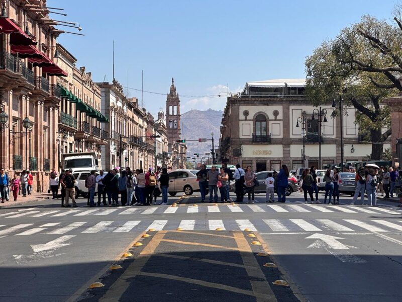 Personal docente, administrativo y de apoyo, exige la CNTE en protesta; bloquean vialidad