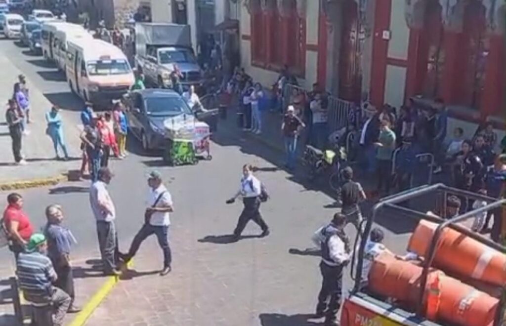 Policía de Morelia y ambulantes protagonizan pleito en el centro