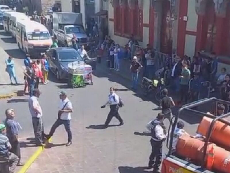 Policía de Morelia y ambulantes protagonizan pleito en el centro