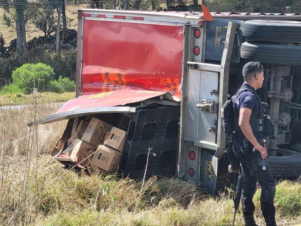 Policías recuperan tráiler cervecero robado y detienen al conductor, en Lagunillas 1