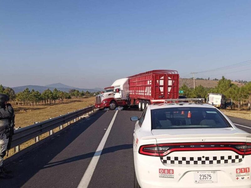 Reportan choque entre camión y tractocamión en la Pátzcuaro-Cuitzeo