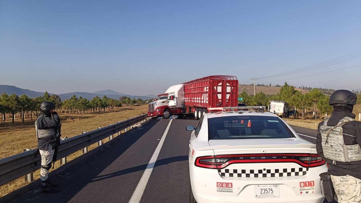 Reportan choque entre camión y tractocamión en la Pátzcuaro-Cuitzeo