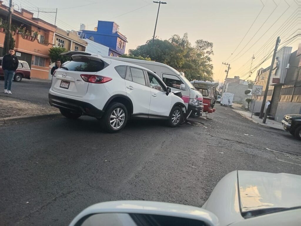 Reportan choque entre camioneta y combi en la colonia Lomas del Tecnológico, Morelia