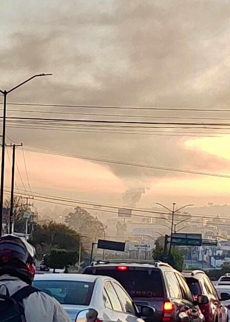 Reportan incendio de llantas y maleza cerca de Ciudad Salud, Morelia