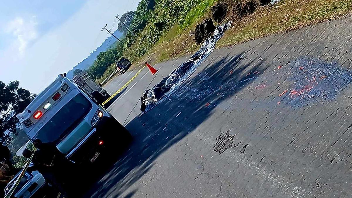 Reportan un muerto y un herido tras ser atropellados en accidente en la Uruapan-Paracho