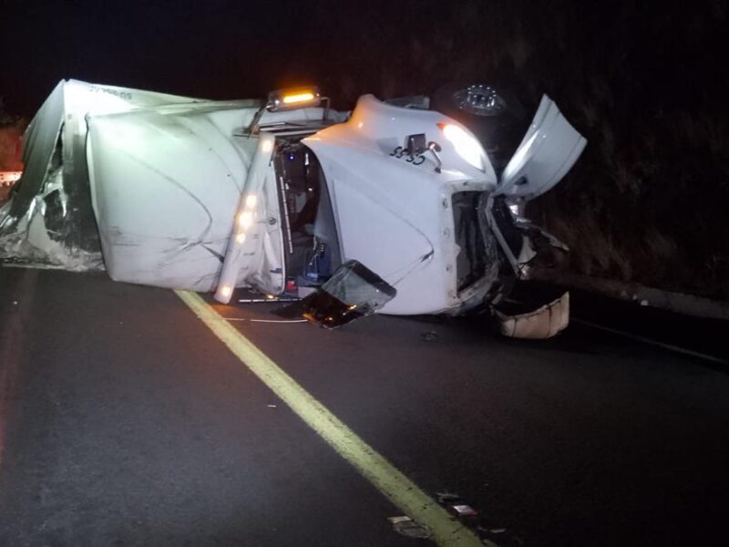 Reportan volcadura de tráiler sobre la carretera Pátzcuaro-Cuitzeo