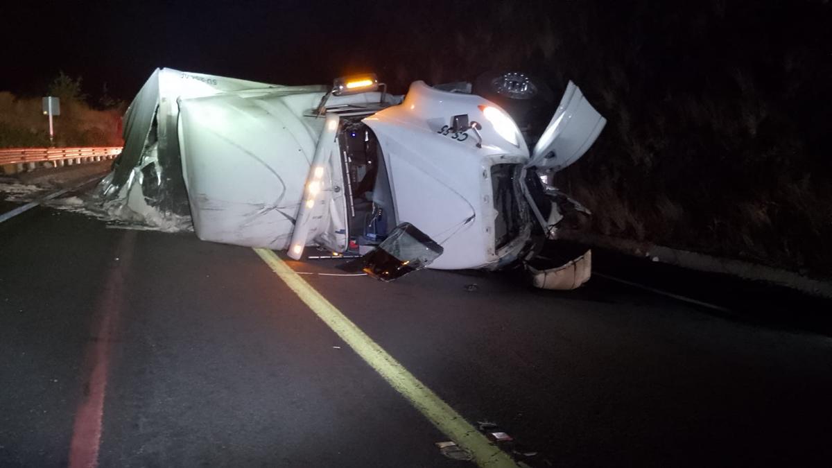 Reportan volcadura de tráiler sobre la carretera Pátzcuaro-Cuitzeo