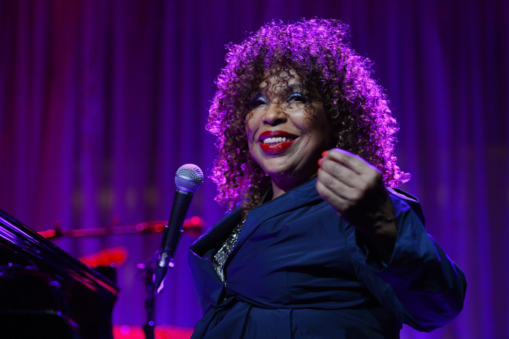 Roberta Flack, intérprete del éxito 'Killing Me Softly with His Song', fallece a los 88 años