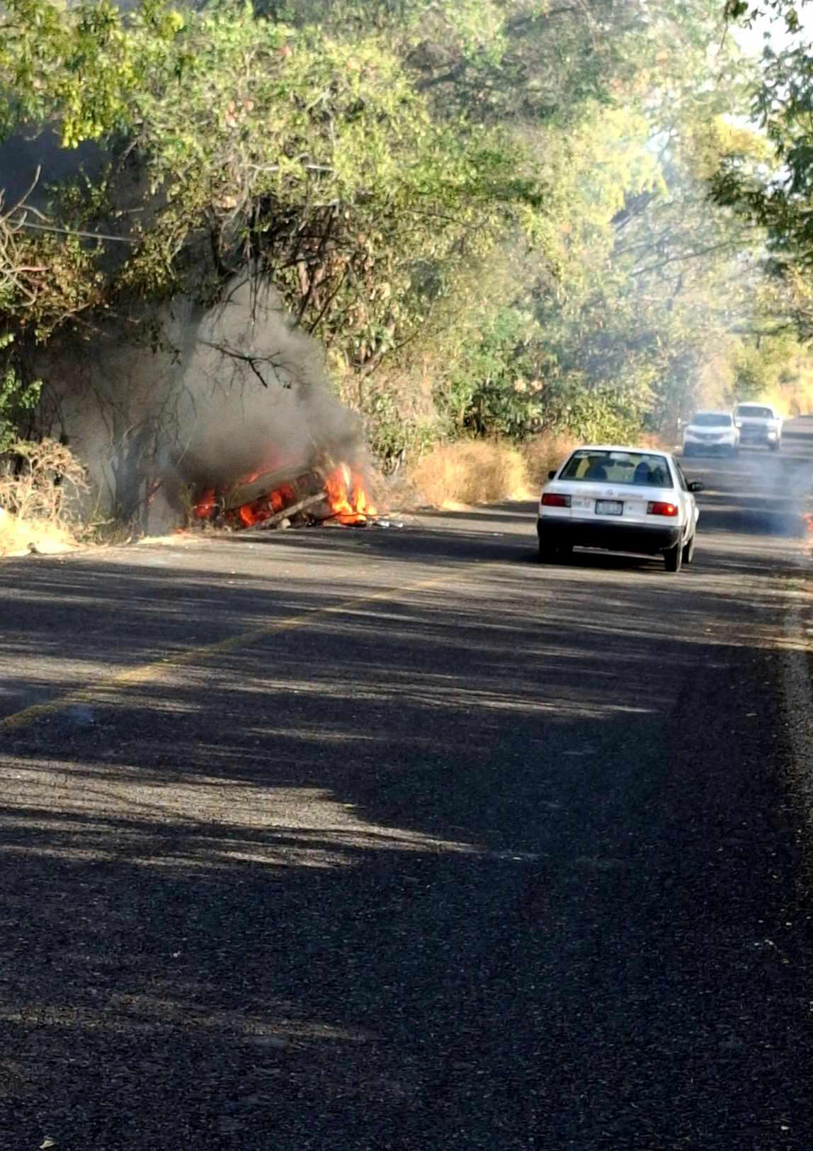 Se incendia camioneta a Acahuato, Apatzingán 1