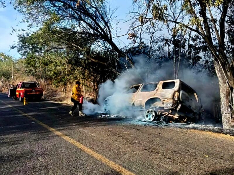 Se incendia camioneta a Acahuato, Apatzingán