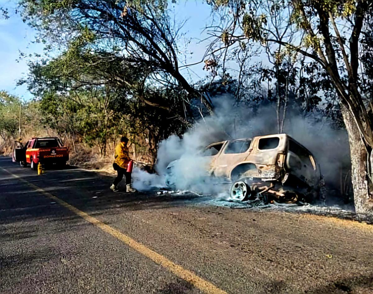 Se incendia camioneta a Acahuato, Apatzingán